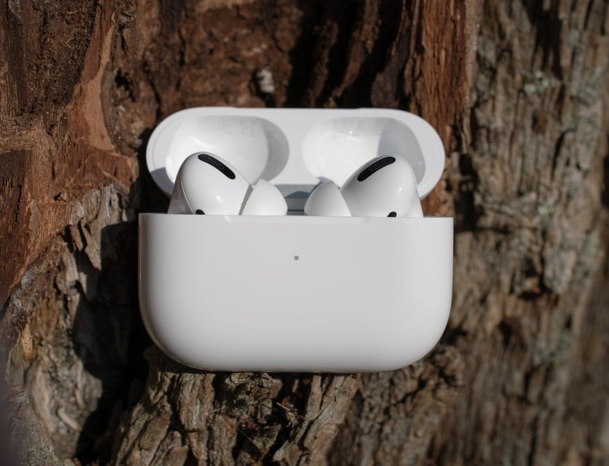 Apple專利曝光，意外洩出AirPods革命性變化，未來將可能透過觸控外殼控制音樂。圖源：ingimage
