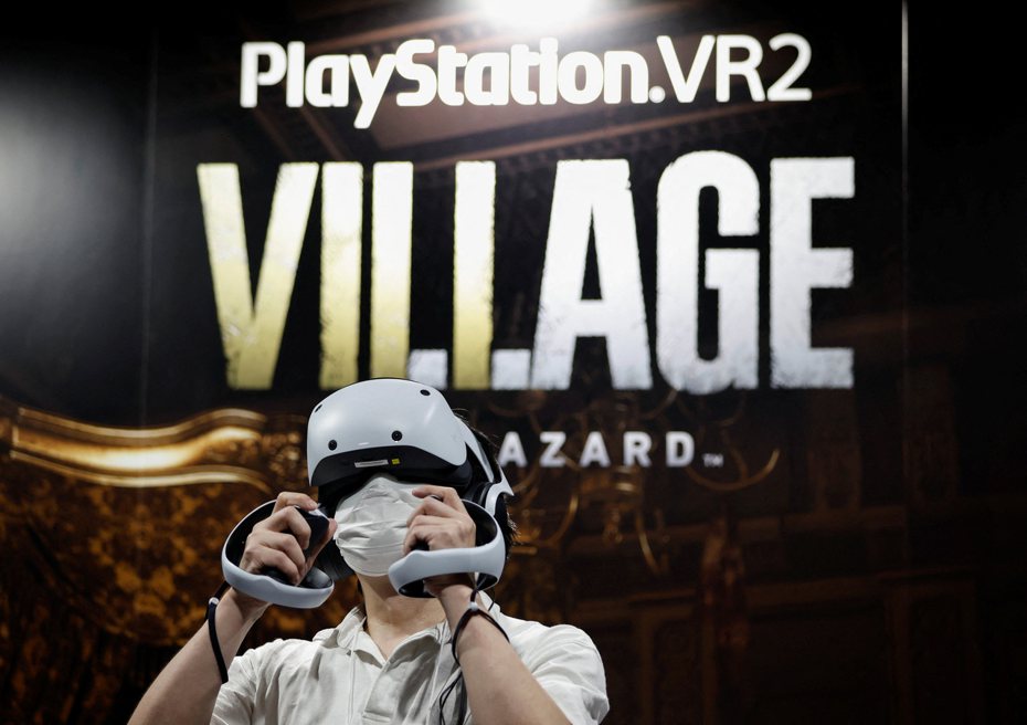 2月底開賣的SONY VR虛擬頭戴裝置「PlayStation VR2（PS VR2）」，截至3月底只賣出27萬台，跟去年預期可賣200萬台差很大。（路透）