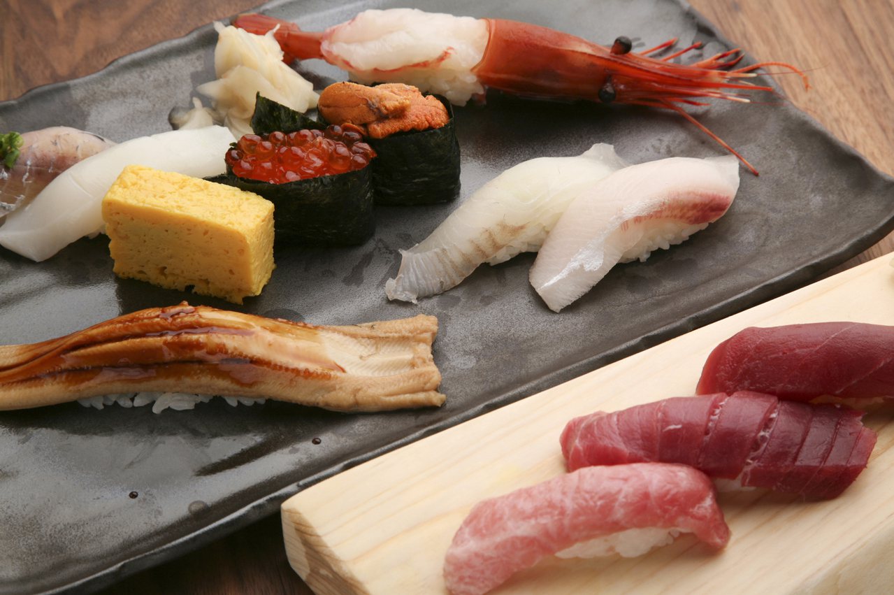 你喜歡吃生魚片、握壽司、軍艦壽司等日式料理嗎？但是你知道這些熱量和營養素含量分別是多少嗎？