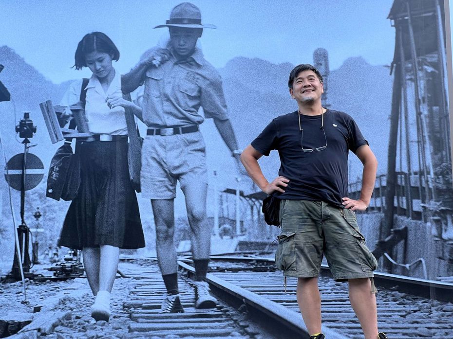 資深攝影師劉振祥獲頒2023台北電影節卓越貢獻獎，他曾拍攝電影「戀戀風塵」劇照，片中男女主角步行於鐵軌的照片，就是台灣電影經典一幕。沈君帆攝、台北電影節提供