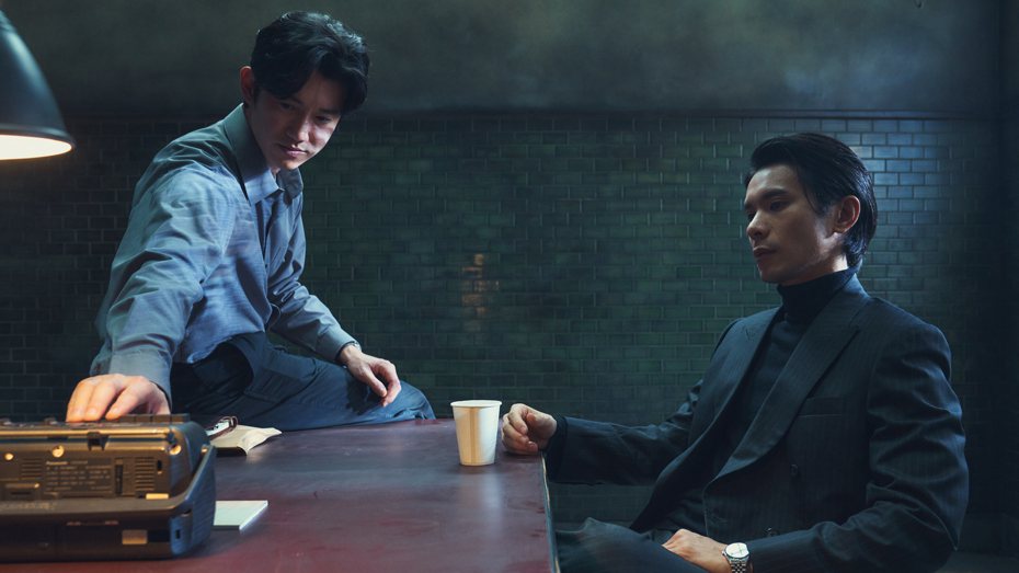 吳慷仁(左)在「模仿犯」中偵訊姚淳耀，雙方攻防場面精彩。圖／Netflix提供