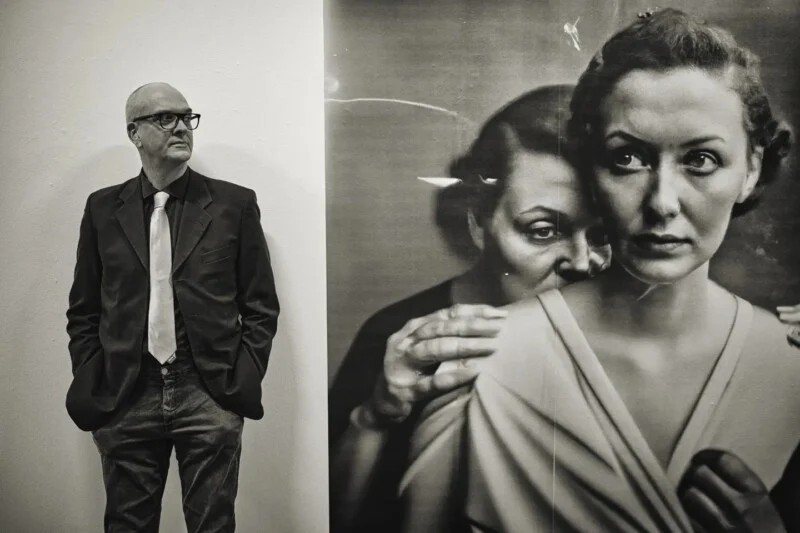 德國一名攝影藝術家艾爾達格森（左圖）的《THE ELECTRICIAN（電工）》」（右圖）黑白肖像作品獲選為「Sony世界攝影大獎」創意類冠軍，但自爆這是AI生成的，拒絕受獎。（翻攝自《Petapixel》）