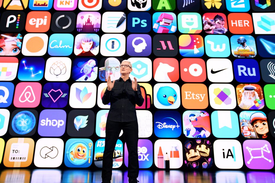 蘋果執行長庫克在2021年全球開發者大會（WWDC）上致詞的檔案照片。  歐新社