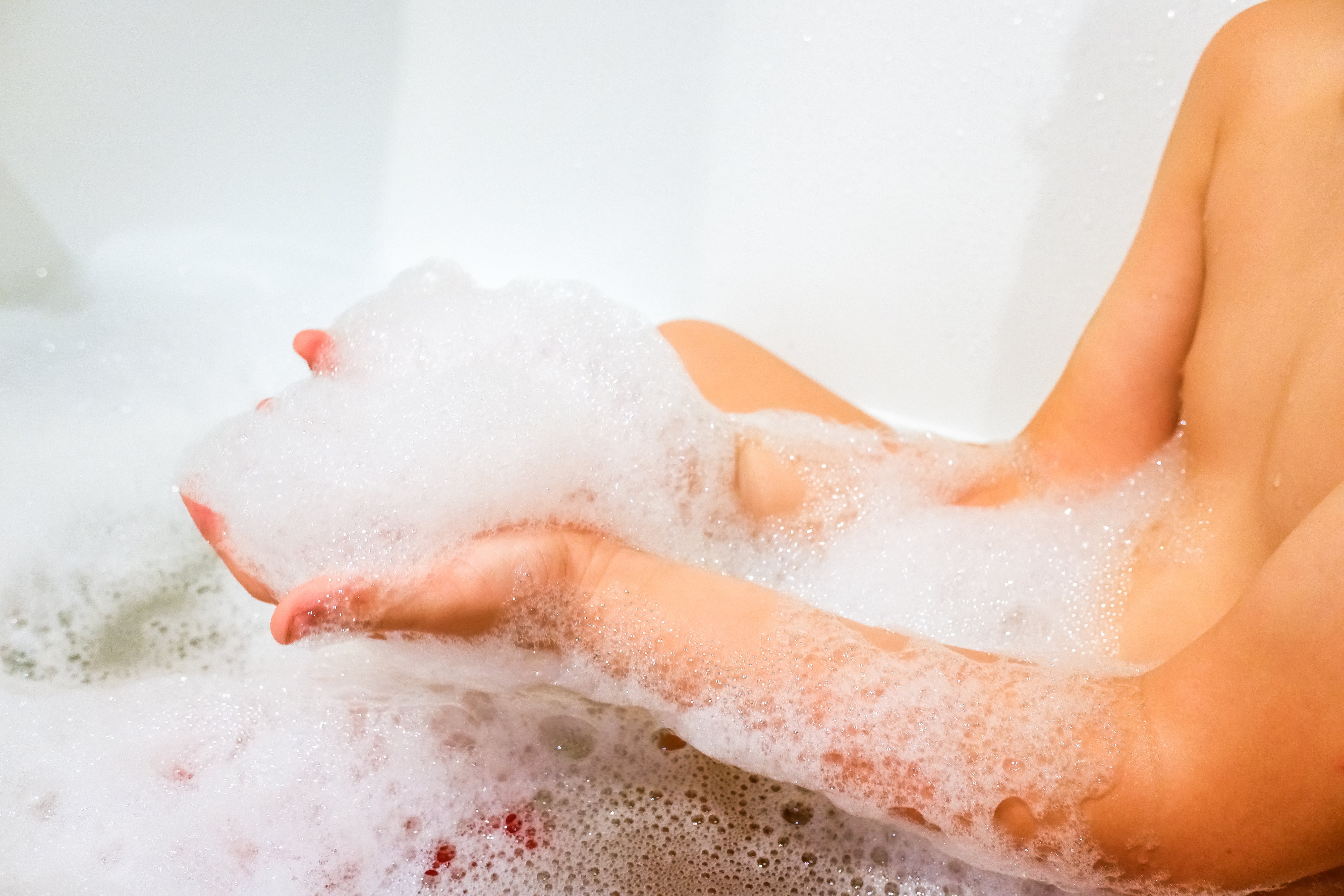 對於身體機能退化甚至失能臥床的長者而言，洗澡是一種奢侈的享受。圖/123RF
