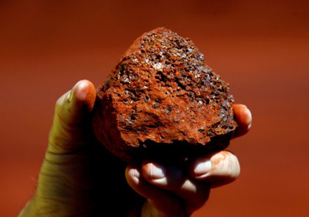中國大陸對鐵礦石的需求占全球總需求的一半以上。路透