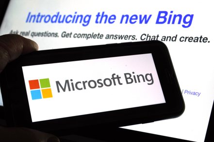 微軟參與投資的OpenAI推出聊天機器人ChatGPT掀起熱潮，微軟打鐵趁熱，將OpenAI技術引進自家搜尋引擎Bing。圖／美聯社