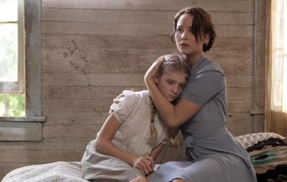 葳羅雪德絲（左）以「飢餓遊戲」系列中女主角的小妹一角受到影迷喜愛。圖／摘自imdb