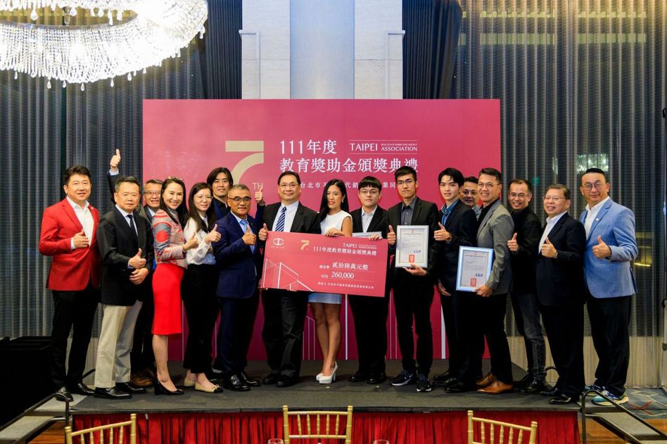 台北市不動產代銷公會理事長王俊傑(左7)與公益委員會主委王明正(左1)和獲獎師生合影。
