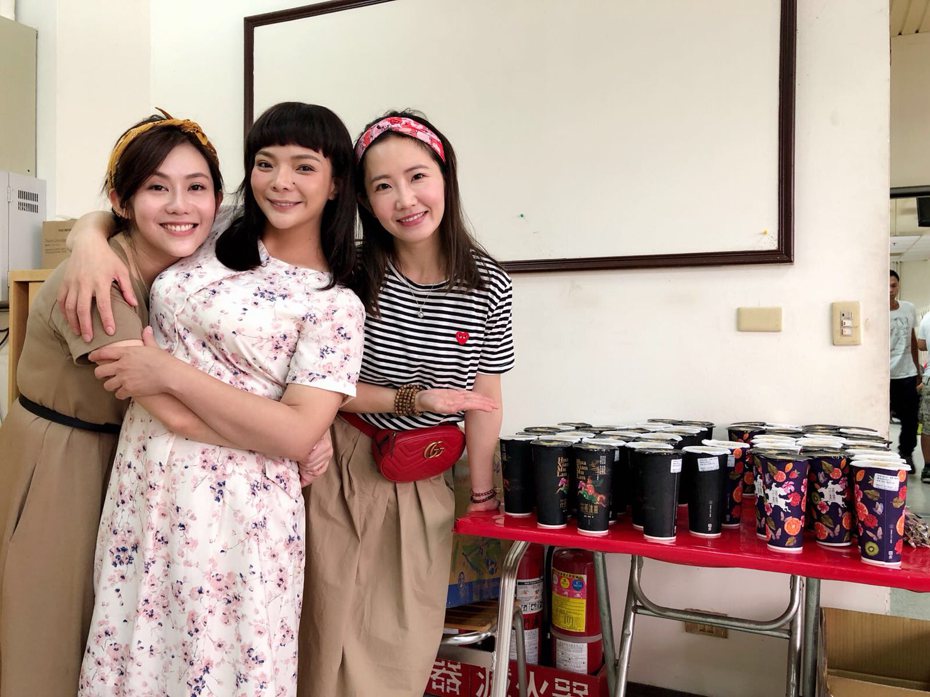 謝忻(右起)、小甜甜和王宇婕當年感情像姐妹淘。圖／民視提供