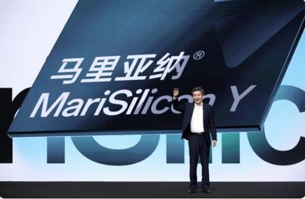 中國大陸智慧手機大廠OPPO退出晶片設計業務。圖為OPPO在2022年發布自研的首款旗艦藍牙音頻SoC晶片馬里亞納MariSilicon Y。圖源：界面新聞