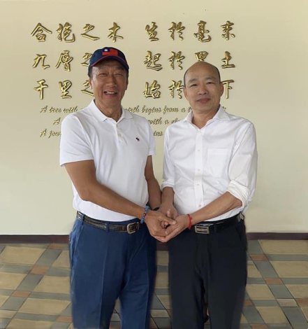 鴻海創辦人郭台銘（左）與韓國瑜。擷取自郭台銘臉書