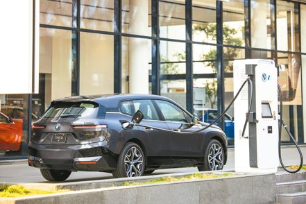 攜手全台經銷商建置BMW i高速充電站，iX xDrive50僅需6分鐘就能補充100km續航里程。 汎德／提供
