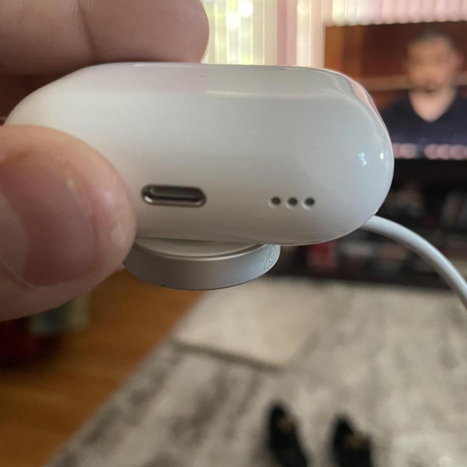 網友發現Apple Watch的磁性快速充電器能夠用來充AirPods Pro 2，開心po網分享。圖擷自Reddit