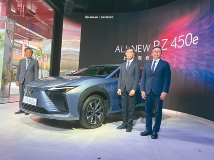 和泰車董事長黃南光（左起）、RZ開發設計副總工程師笠井陽一郎、和泰車總經理蘇純興16日宣布，LEXUS首輛純電車RZ 450e正式上市。記者邱馨儀／攝影