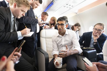 英國首相蘇納克（Rishi Sunak）在飛往日本參加G7會議的飛機上，與媒體記者談話。  美聯社