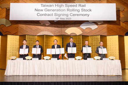 台灣高鐵公司今日下午在日本東京與日立東芝聯盟(HTSC)正式簽訂新世代列車組採購契約，由台灣高鐵公司董事長江耀宗(左三)與日立東芝聯盟代表共同簽署。台灣高鐵公司提供