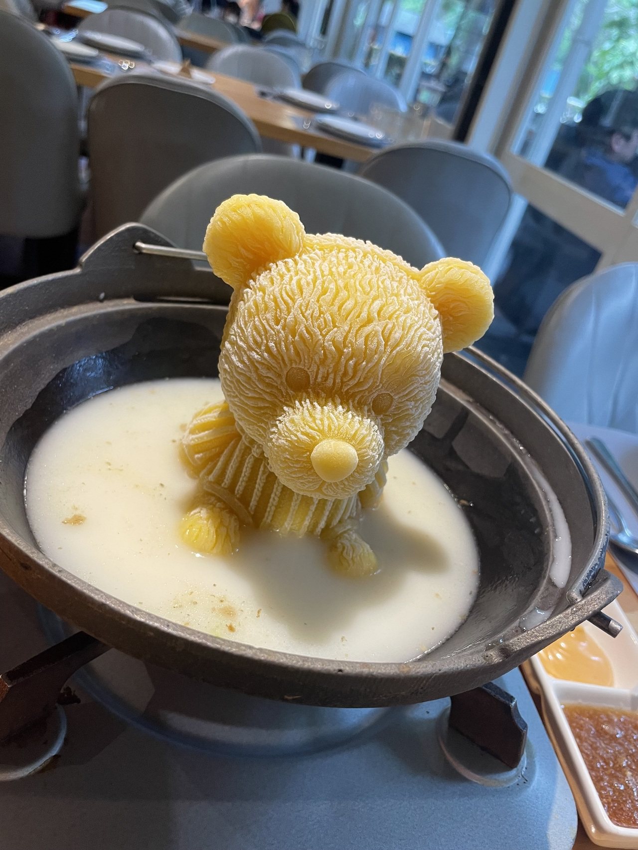 小熊冰磚就這樣泡在湯裡~優雅的融入湯頭!!