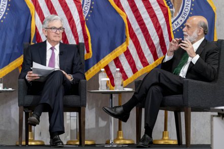美國聯準會（Fed）現任主席鮑爾與前任主席柏南克（右），19日同台參加Fed在華盛頓舉辦的一場研討會。 美聯社