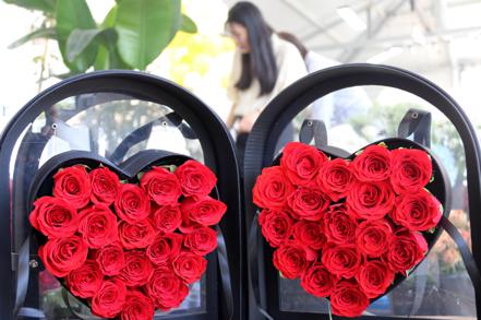 大陸年輕人愈來愈精打細算，但願意「為愛買單」。圖為5月19日這天，有消費者在山東菏澤一花店內選購鮮花。 圖／中新社