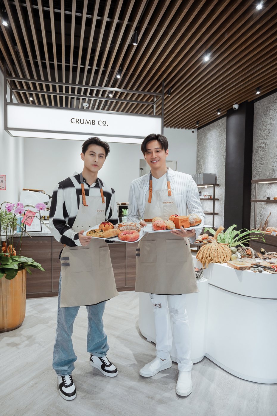 徐新洋(右)邀好友邱勝翊替自家麵包店站台。圖／艾迪昇傳播提供