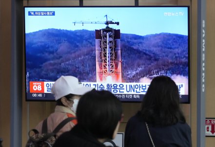 日本海上保安廳證實，接獲北韓通知將於5月31日至6月11日之間進行發射衛星的計畫。圖為首爾火車站電視牆播映北韓發射火箭的檔案影片。美聯社
