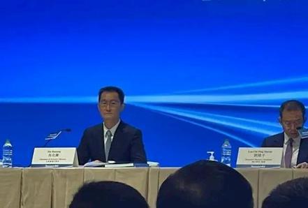 騰訊董事會主席馬化騰（左）近日罕見出席股東大會，暴瘦身形讓人一度認不出來了。（快科技）