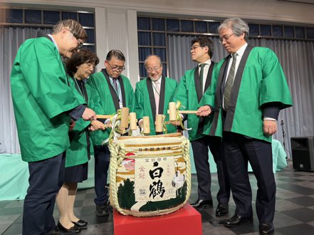 藥華藥經營團隊於今年4月10日參加Ropeg獲日本藥證慶祝會之「鏡開」儀式。藥華藥／提供