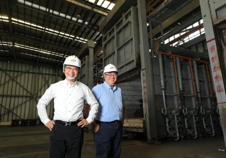 榮剛董事長王炯棻（左）與總經理康永昌（右）帶領公司以高品質特殊鋼，成功切入航太、軍工等高毛利產業，收穫亮眼的營收成績。