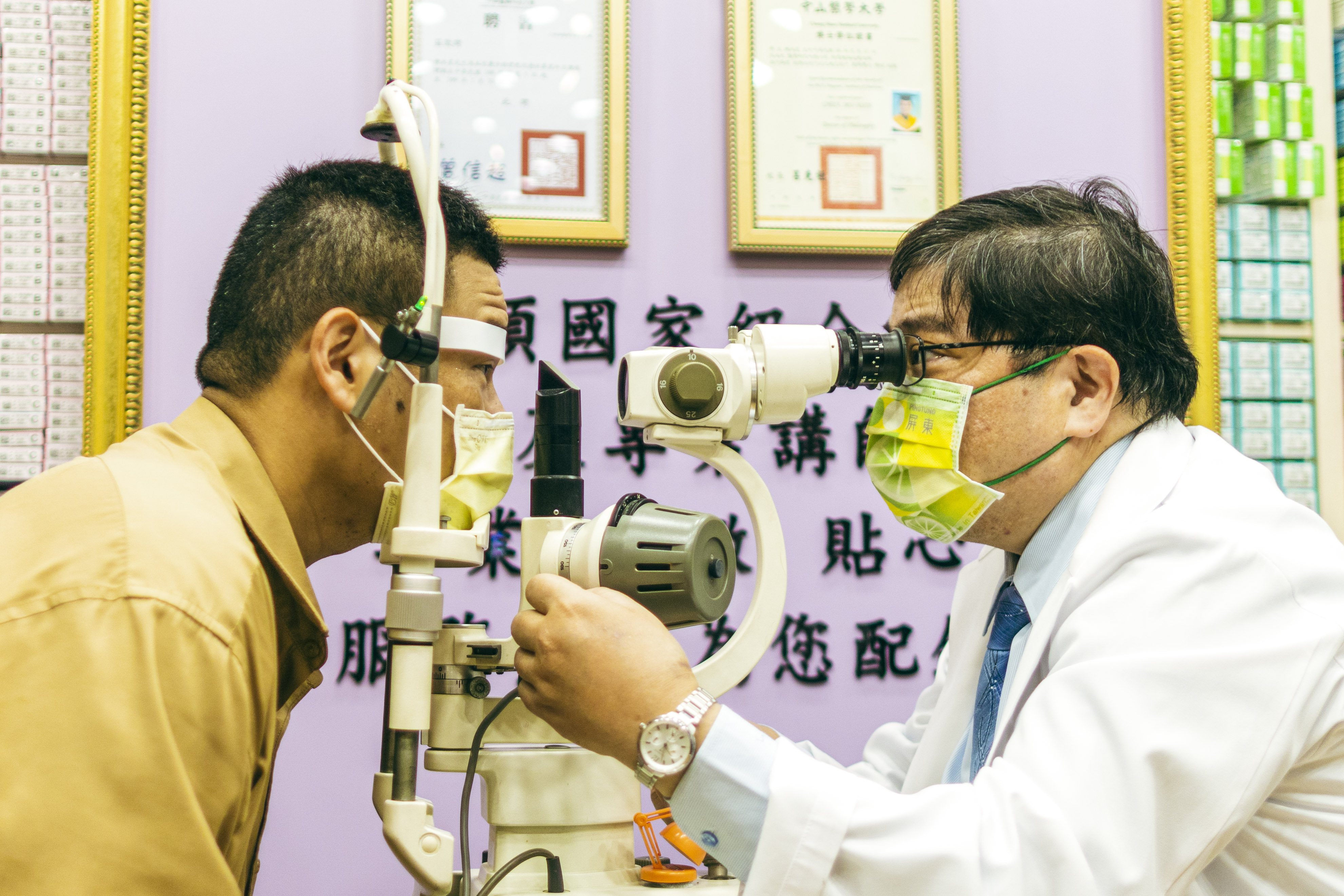 眼科醫師洪啟庭（右）發現患者眼皮上的肉芽並非長針眼，而是菜花病毒（照片非當事人）。記者古和純／攝影