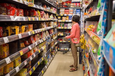 行政院主計總處今（6）日公布6月消費者物價指數（CPI）。圖為消費者購物示意圖。（本報系資料庫）
