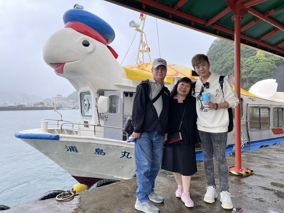 李岳(右)帶著爸媽到日本旅行不忘拍影片。圖／李岳提供