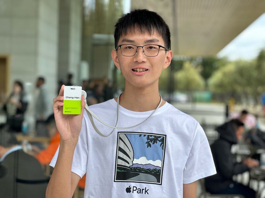 明倫高中3年級學生吳承翰獲得蘋果WWDC23學生挑戰賽大獎，親赴現場朝聖，參加開發者實體活動，6日他接受中央社採訪時開心展示WWDC證件。中央社