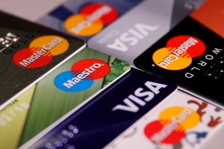 國人刷卡動能旺盛，為今年銀行信用卡業務帶來大補丸。路透