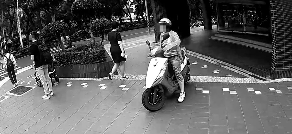 台灣交通對行人相當不友善，時常看到有機車騎士直接騎在人行道上，圖片已經過變色處理，圖與本文無關。（示意圖／讀者提供）
