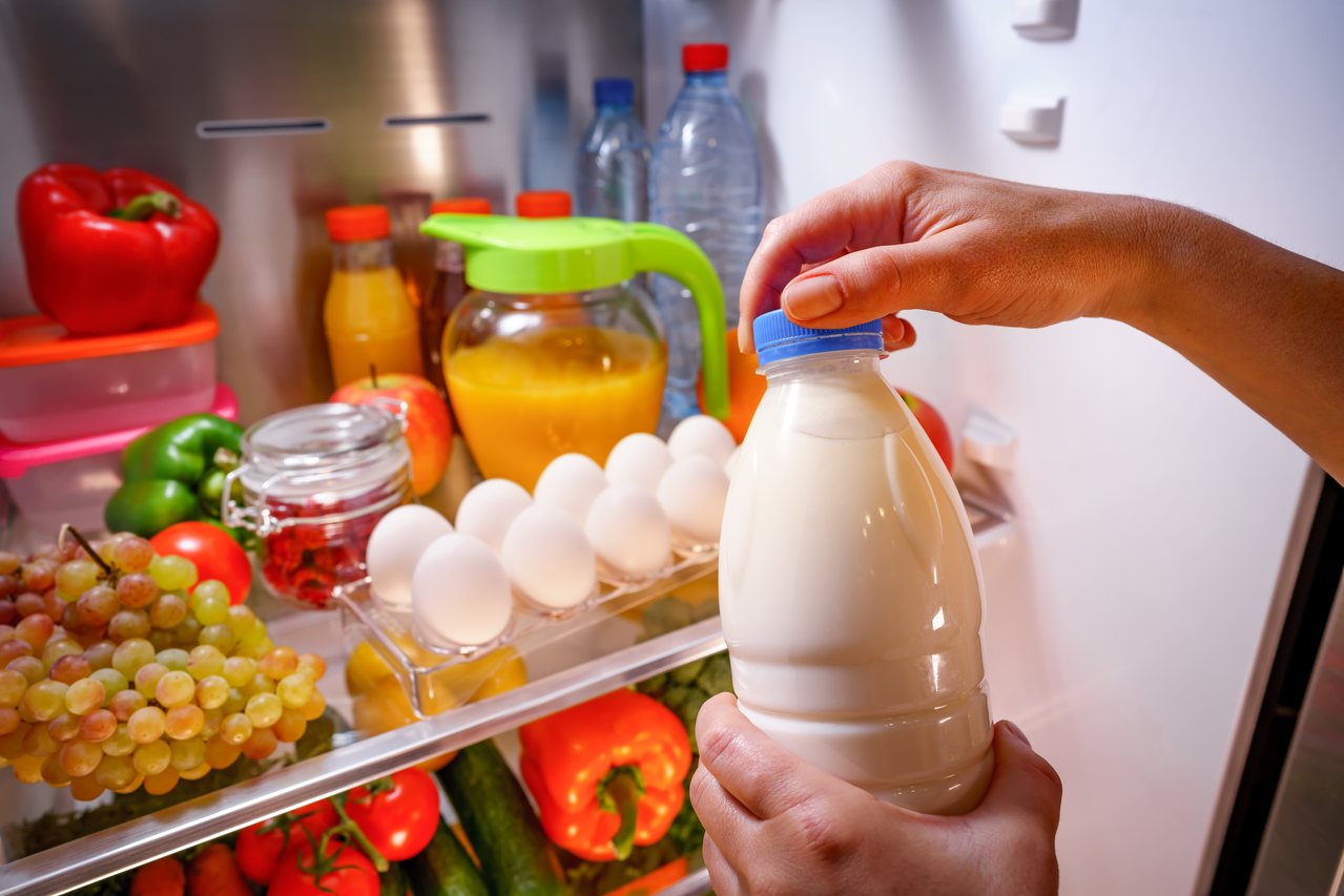 牛奶放冰箱門邊更易壞！專家曝「最佳存放位置」。圖／ingimage