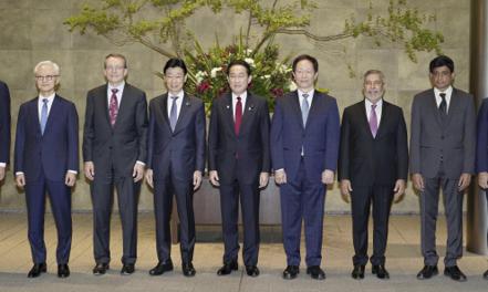 日本首相岸田文雄（中）會見半導體製造企業高層主管，台積電董事長劉德音（右三）合影時就站在岸田旁邊。美聯社