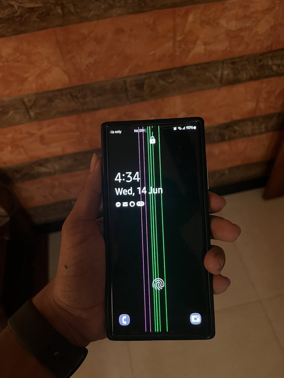 國外一名三星用戶將Galaxy Note 20 Ultra更新後卻出現「螢幕故障問題」。圖／取自推特@CoconutShawarma