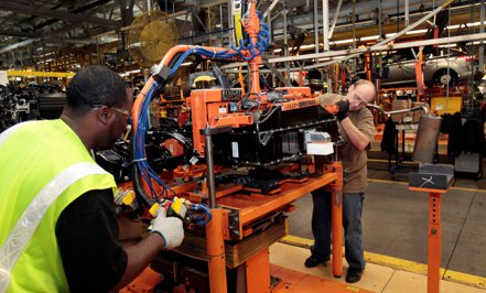 福特組裝廠的勞工正在將電池安裝到Ford Focus電動車中。路透