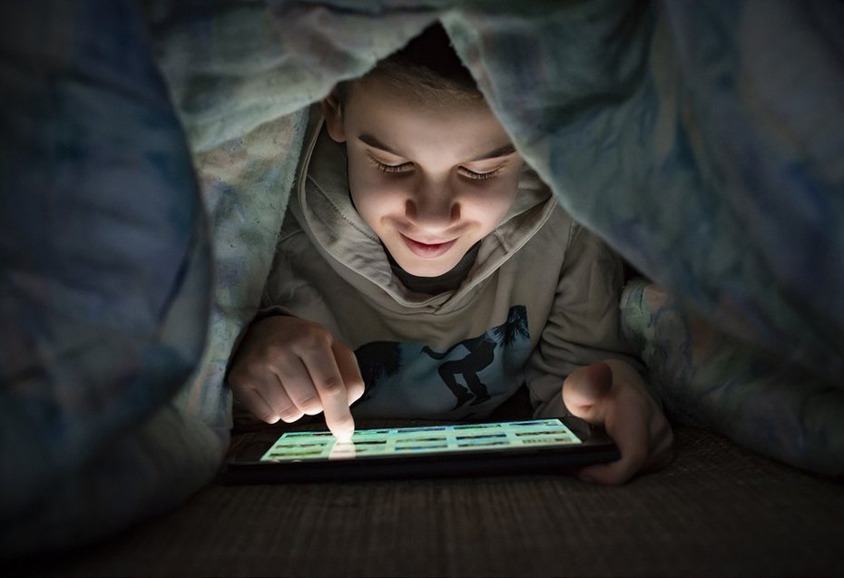 不少家長都遇過發現小孩半夜偷玩3C產品不睡覺的經驗。示意圖／ingimage