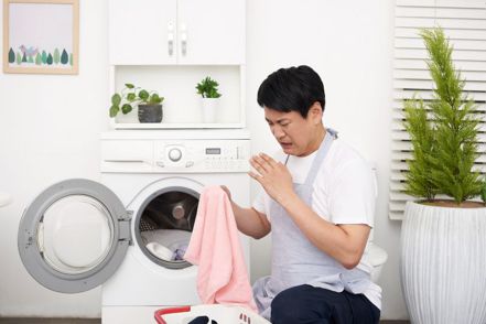 洗髒衣服還是把衣服洗髒？洗衣機含菌量高過馬桶500倍，靠這好物神救援。圖/信義居家提供