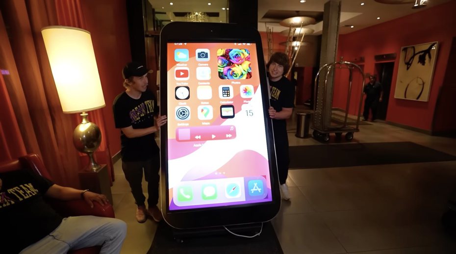 一名YouTuber 「Matthew Beem」打造「世界最大台」iPhone讓許多人相當驚豔。翻攝YouTube