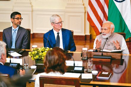 印度總理莫迪（右）與美國總統拜登23日會見美國與印度企業領袖，蘋果執行長庫克（中）與Google執行長皮伽（左）與會。（美聯社）