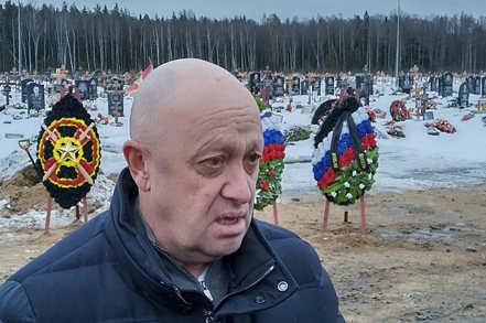 俄羅斯傭兵組織「瓦格納集團」頭子普里格津傳出正被俄國檢方調查。圖為他去年十二月在俄國聖彼得堡郊外的一處公墓，參加麾下士兵的葬禮。（美聯社）