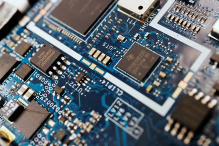 美國拜登政府宣布擴大晶片法案補助資格，要讓晶片製造商的供應商也都搬到美國。  路透