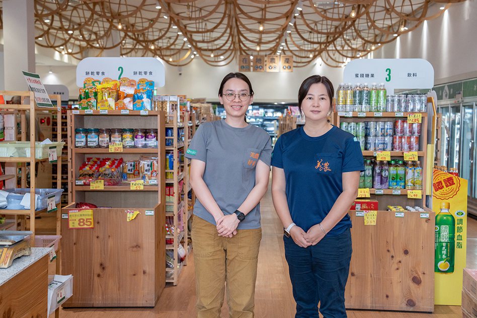 美濃未來超市以國產柳杉改裝，並且與臺灣各地的農人，攜手譜演「美濃解方」。 圖／江建泰攝影