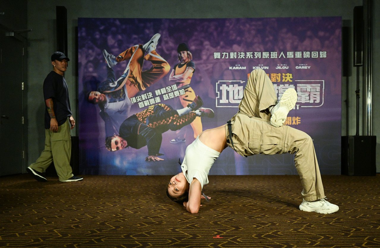 台灣Breaking國手B-Girl Stitch楊采樺出席電影《舞力對決：地表撐霸》上映造勢活動，現場秀舞技。圖／甲上娛樂提供
