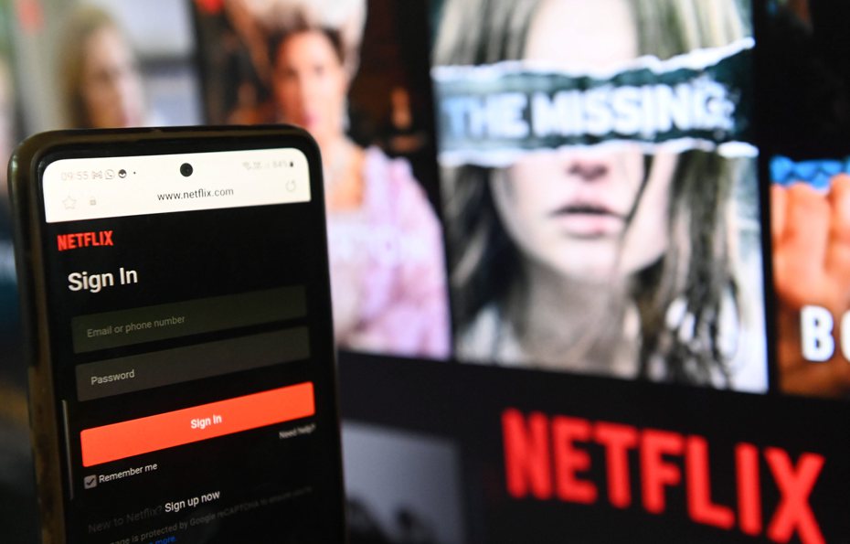 Netflix去年5月在台推出「寄生帳號（共享帳號）」政策後，近日不少網友發現手機、平板等裝置也開始收到限制通知。（歐新社）