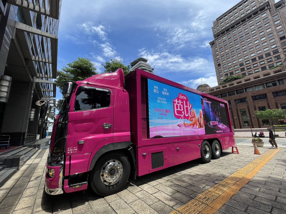 「Barbie芭比」在台灣將卡車改造成「行動芭比屋」，整台卡車漆上芭比標誌性的粉紅色。圖／華納兄弟提供