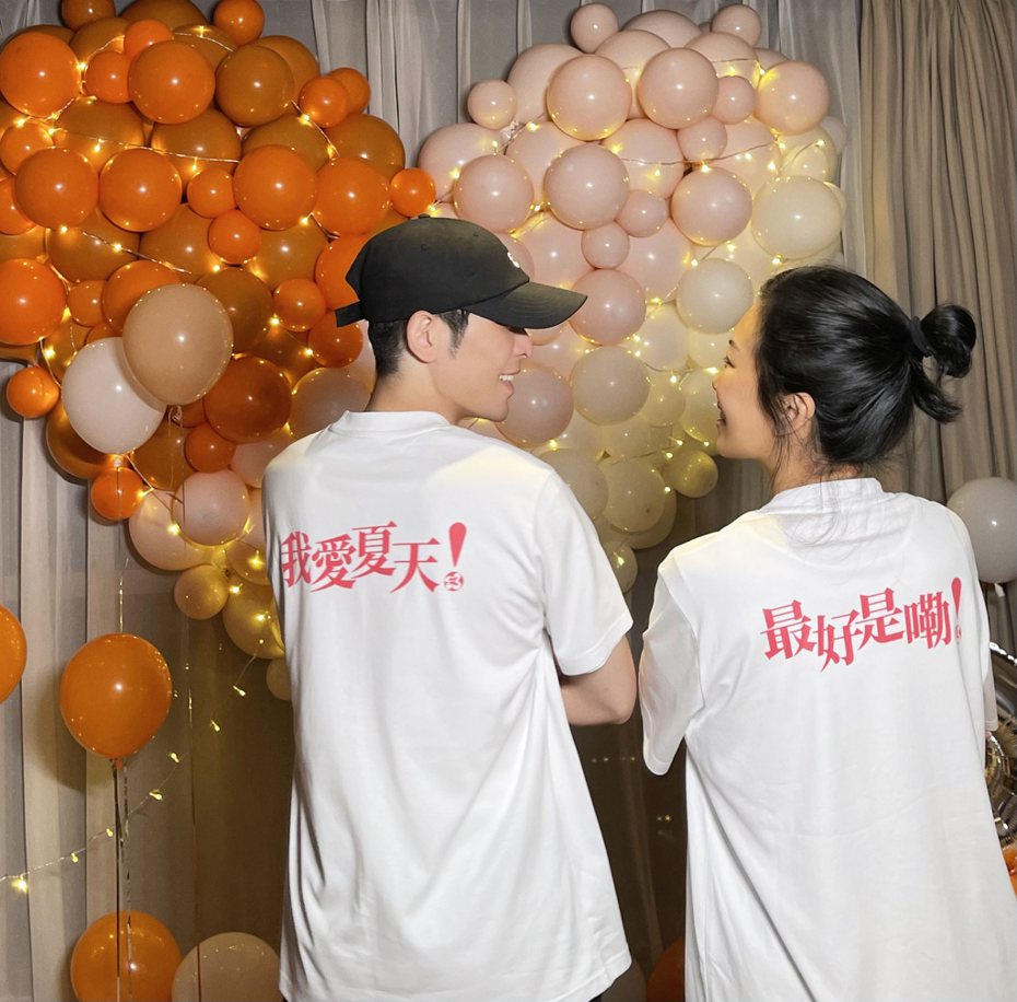 蕭敬騰（左）和Summer穿上情侶裝放閃。圖／摘自臉書