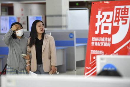 中國大陸青年失業率居高不下，圖為寧夏銀川一專場招聘會。(新華社)